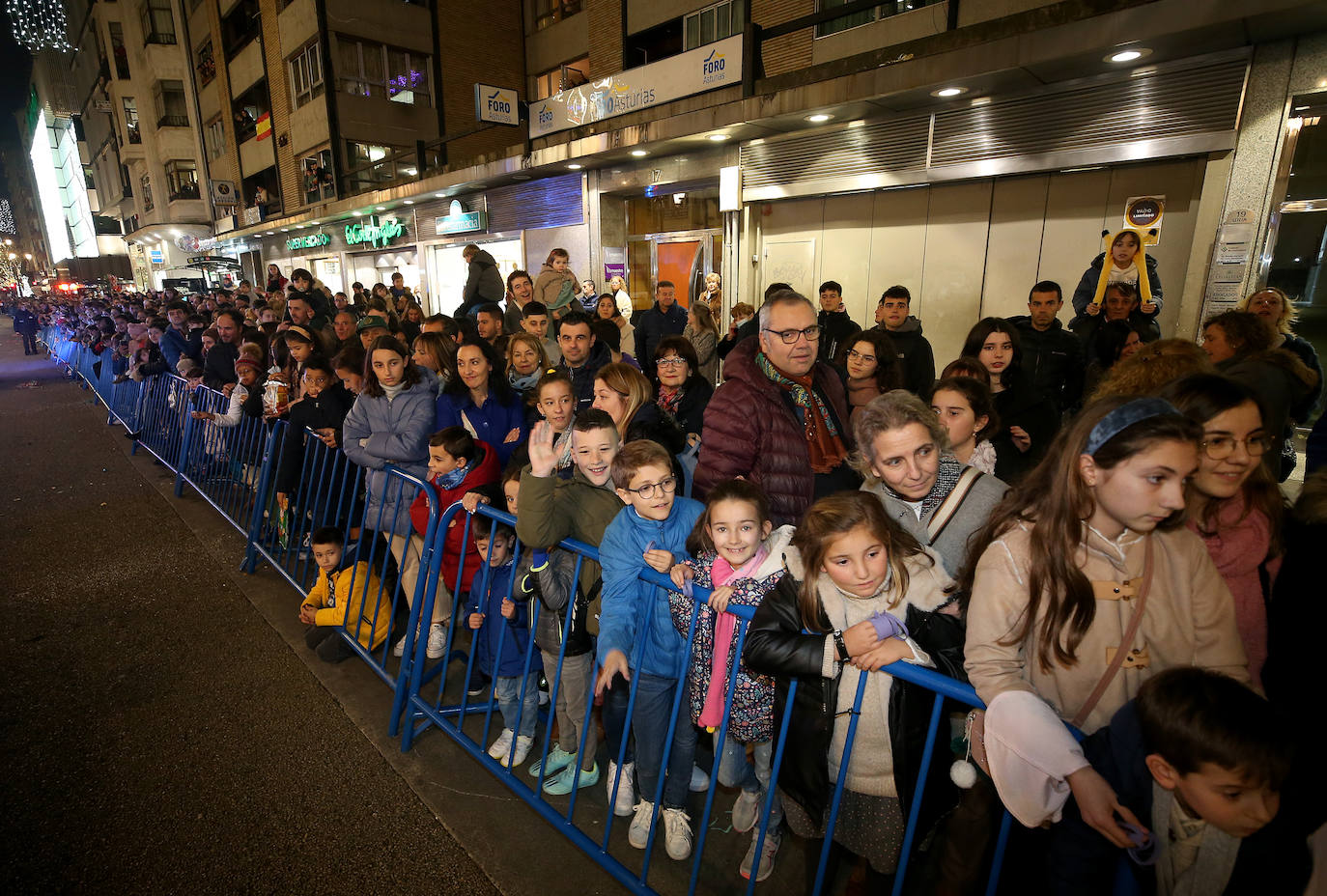 Fotos: Los Reyes Magos hacen soñar a los niños en Oviedo