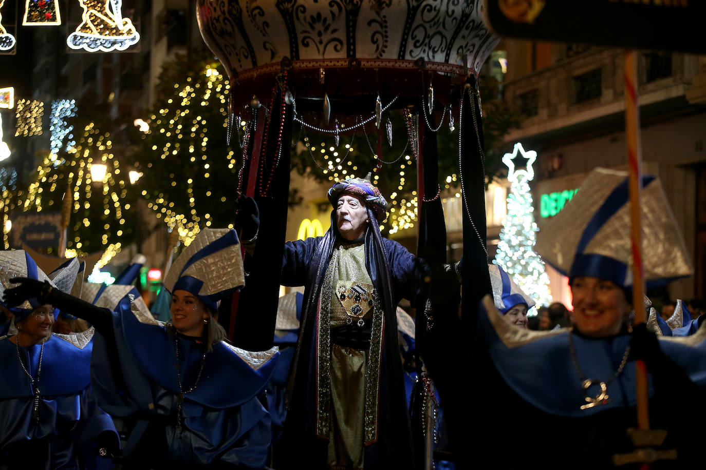 Fotos: Los Reyes Magos hacen soñar a los niños en Oviedo