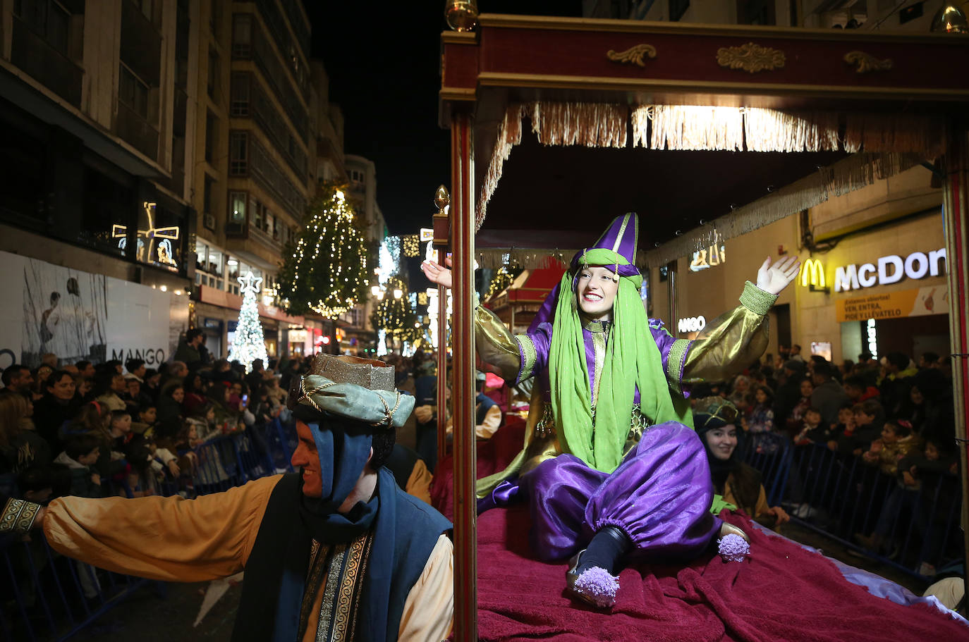 Fotos: Los Reyes Magos hacen soñar a los niños en Oviedo