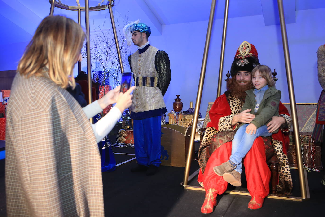 Fotos: Los Reyes Magos llevan a Oviedo la ilusión y aseguran traer «una comitiva con muchos regalos»
