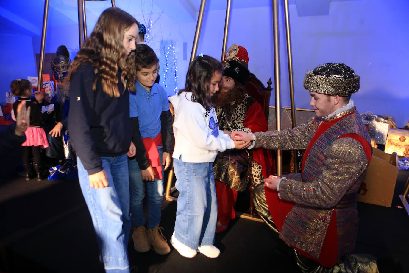 Fotos: Los Reyes Magos llevan a Oviedo la ilusión y aseguran traer «una comitiva con muchos regalos»