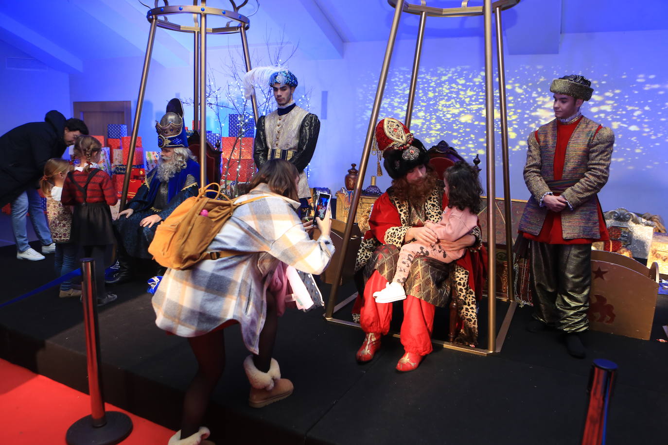 Fotos: Los Reyes Magos llevan a Oviedo la ilusión y aseguran traer «una comitiva con muchos regalos»