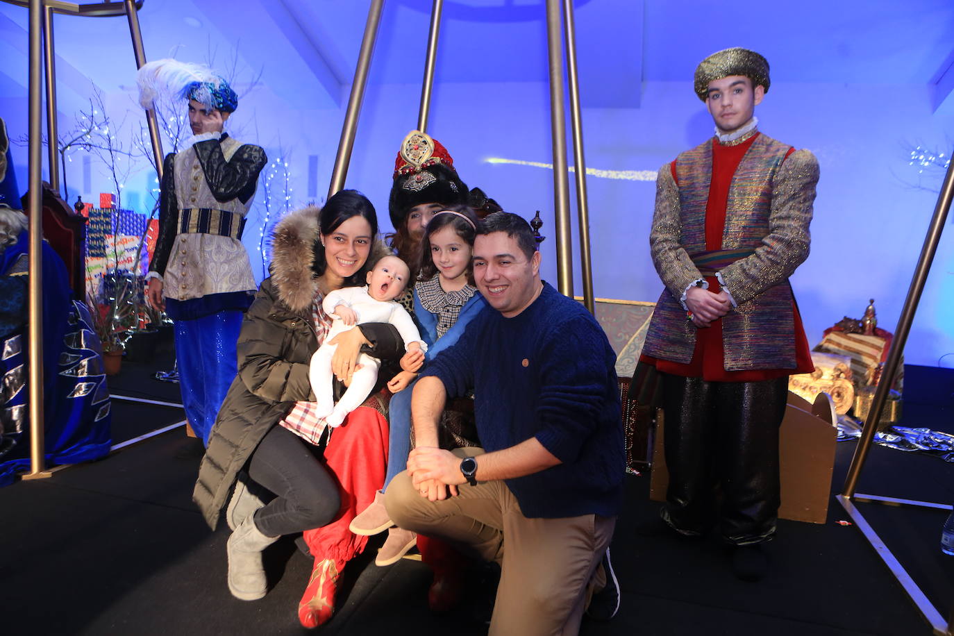 Fotos: Los Reyes Magos llevan a Oviedo la ilusión y aseguran traer «una comitiva con muchos regalos»