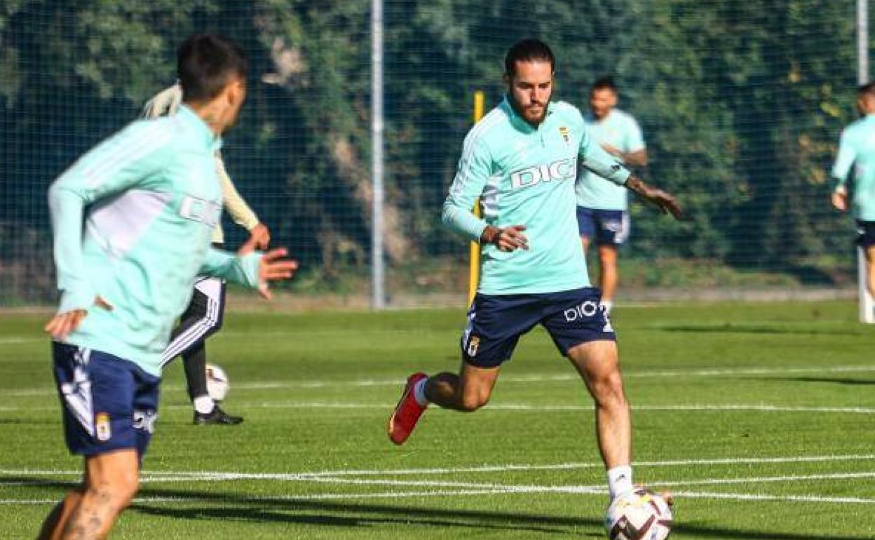 Miguelón, en un entrenamiento con el Real Oviedo.