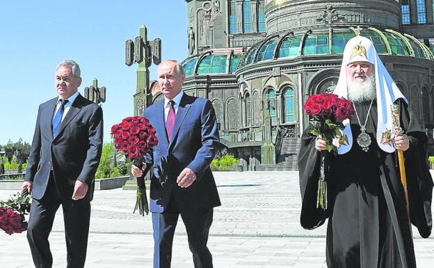 El presidente ruso, Vladímir Putin, junto al patriarca de la Iglesia ortodoxa rusa, Kirill, durante una ofrenda floral ante la catedral de Moscú.