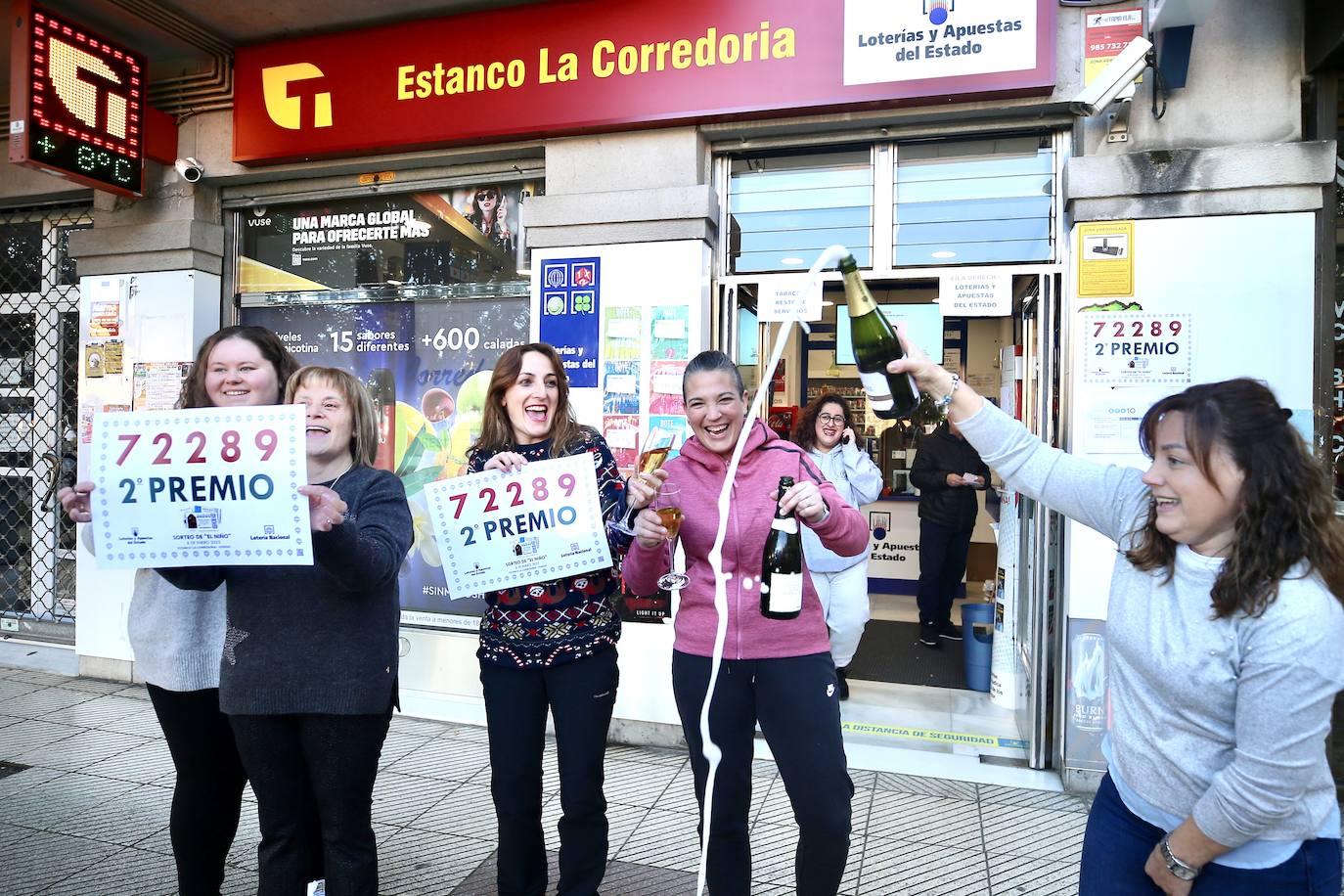 Fotos: Alegría desbordante en Oviedo por el segundo premio de El Niño