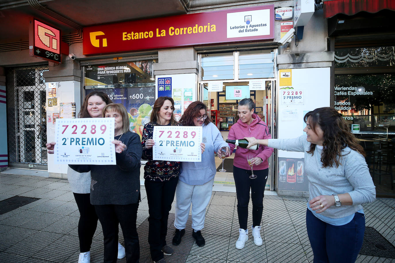 Fotos: Alegría desbordante en Oviedo por el segundo premio de El Niño