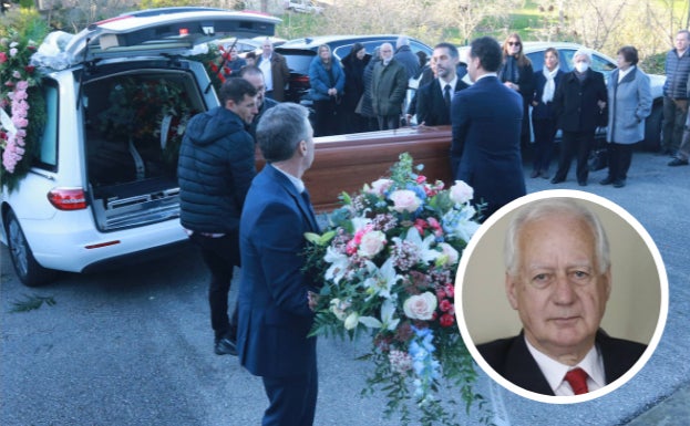 El ataúd de Rafael Anes es introducido en la iglesia de Coaña para la celebración del funeral. 