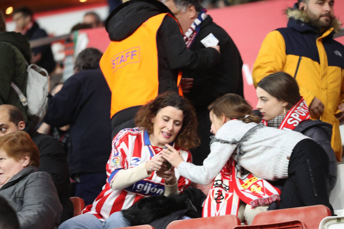 Fotos: ¿Estuviste en el Sporting - Levante? ¡Búscate en las fotos!