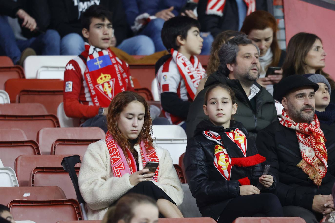 Fotos: ¿Estuviste en el Sporting - Levante? ¡Búscate en las fotos!