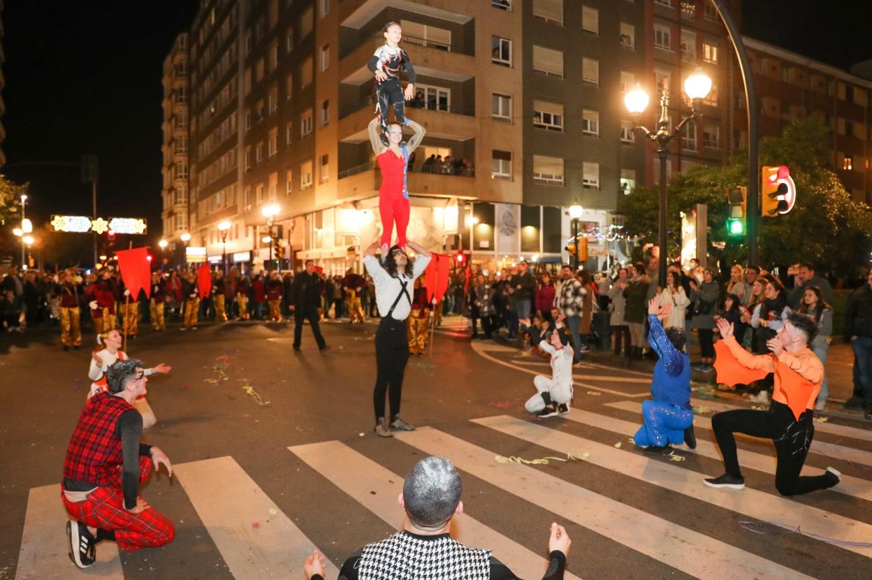 Los acróbatas de Acrobastur realizan un ejercicio en Menéndez Pelayo. 