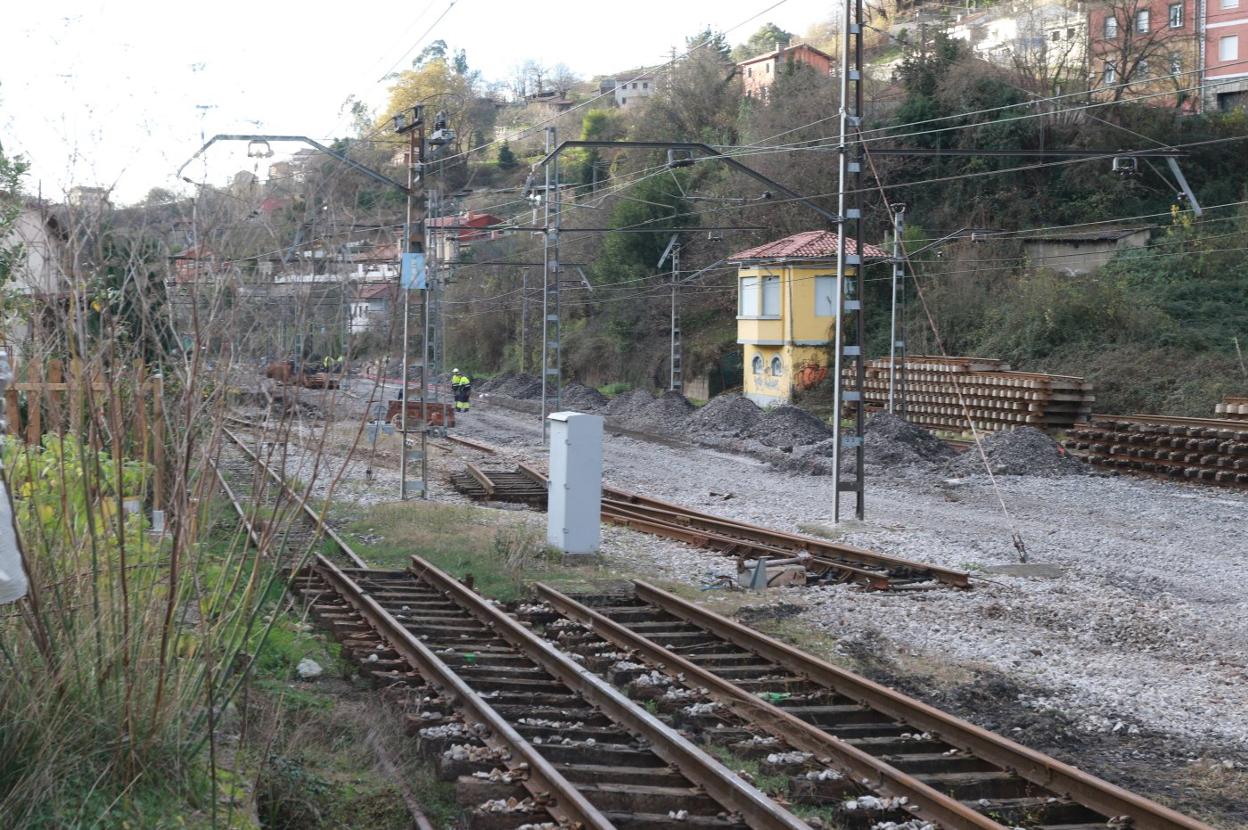 La renovación integral de la red ferroviaria comenzó en verano por la línea Gijón-Laviana y su siguiente fase abordará Lena-Oviedo. 