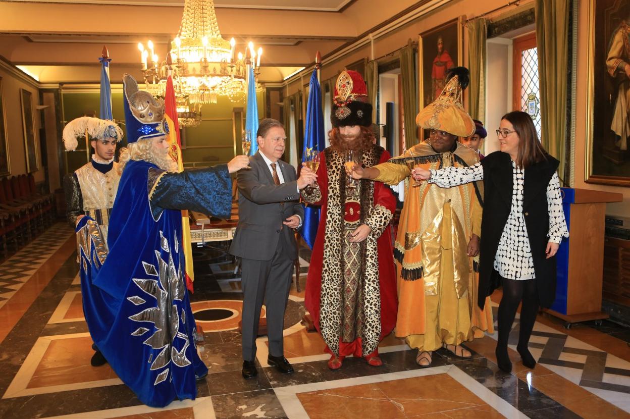 De izquierda a derecha, Melchor, Alfredo Canteli, Gaspar, Baltasar y Covadonga Díaz brindando, ayer, en el Ayuntamiento. 