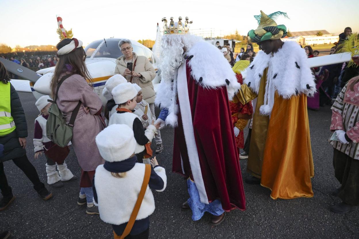 Llanera. Los Reyes Magos en La Morgal, como viene siendo tradición que aterricen en Llanera. 