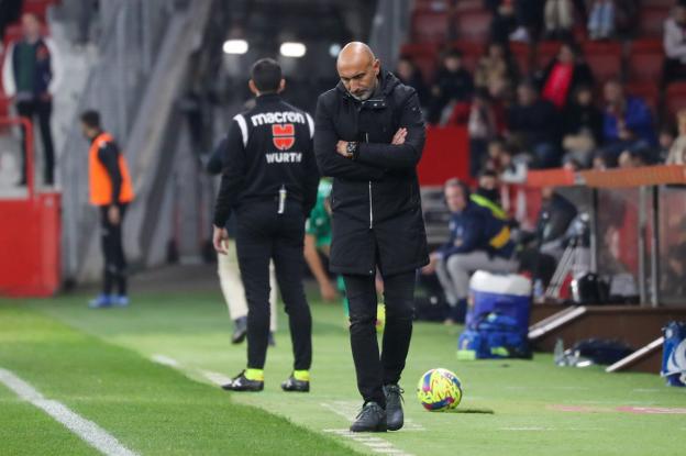 El técnico sportinguista, pensativo, durante el encuentro de El Molinón. 