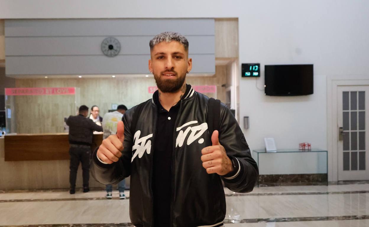 El nuevo fichaje del club rojiblanco, el delantero chileno Jeraldino, a su llegada a Gijón.