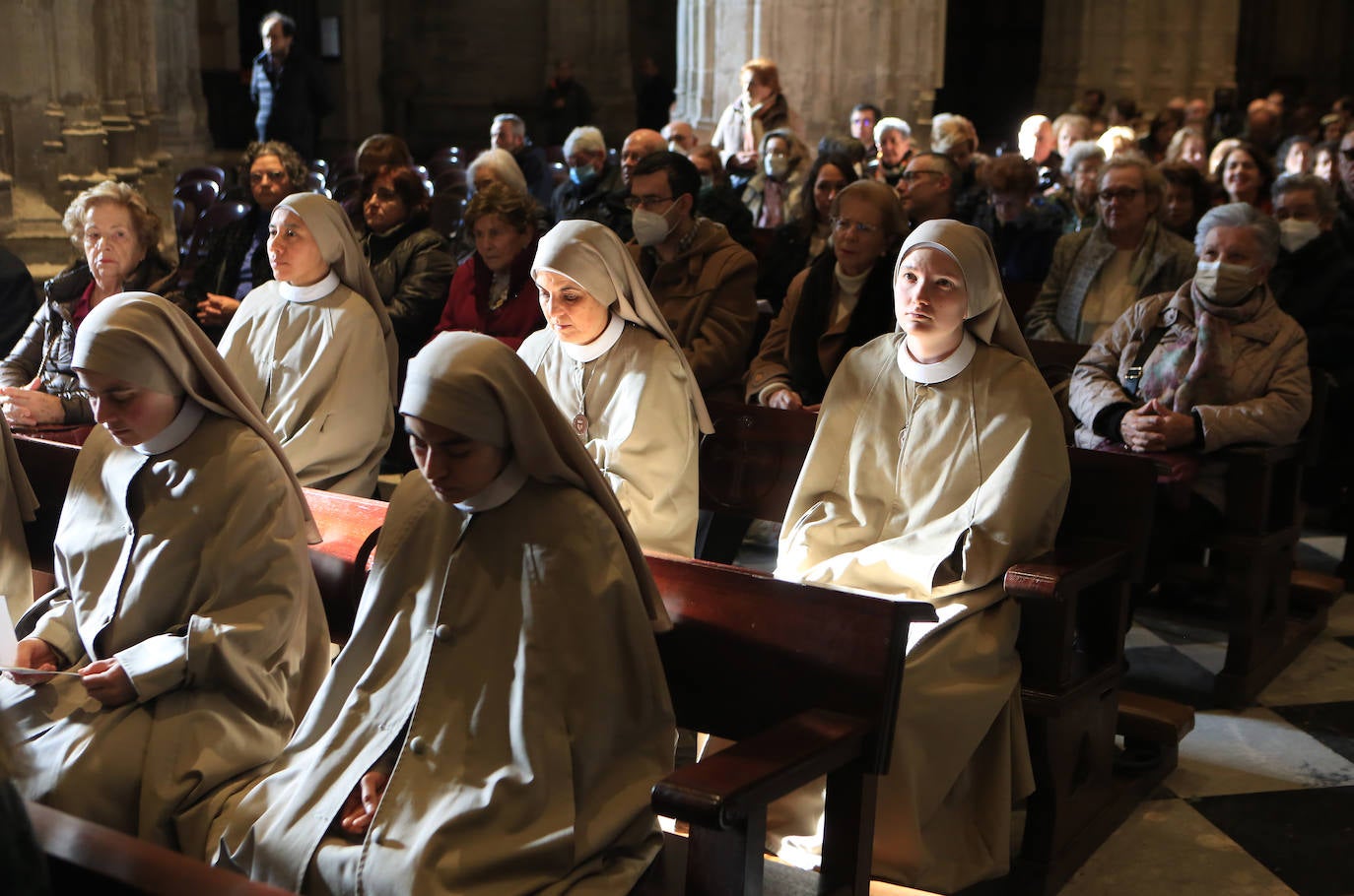 Fotos: Asturias se despide de Benedicto XVI con un multitudinario funeral en la Catedral de Oviedo