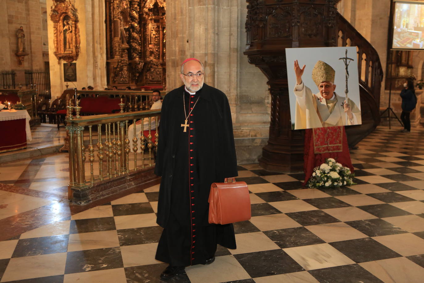 Fotos: Asturias se despide de Benedicto XVI con un multitudinario funeral en la Catedral de Oviedo