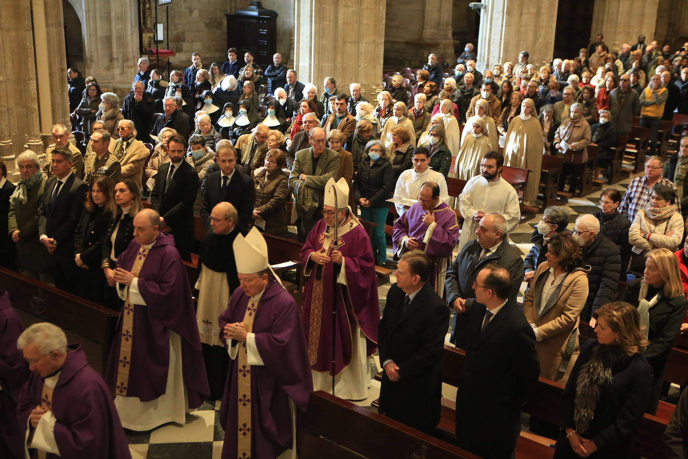 Fotos: Asturias se despide de Benedicto XVI con un multitudinario funeral en la Catedral de Oviedo