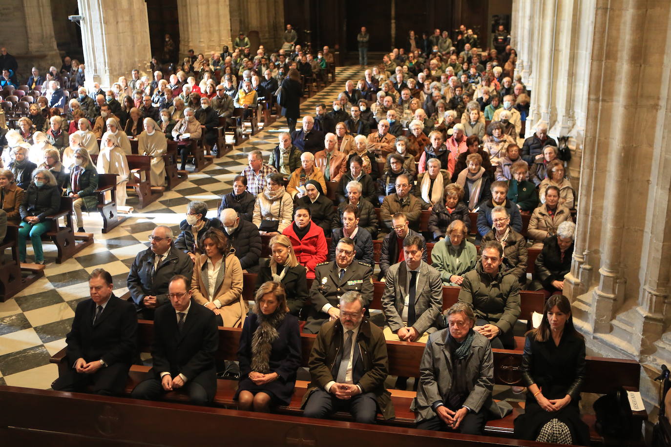 Fotos: Asturias se despide de Benedicto XVI con un multitudinario funeral en la Catedral de Oviedo