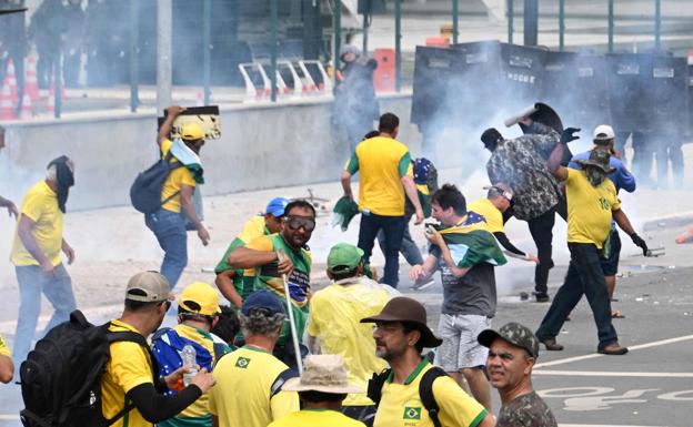 Los seguidores de Bolsonaro, en el momento en que ocuparon la rampa de acceso al Congreso. 