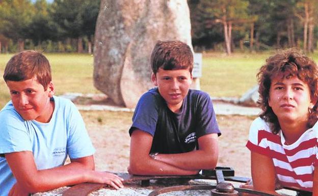 Con sus hermanos Pablo y María José