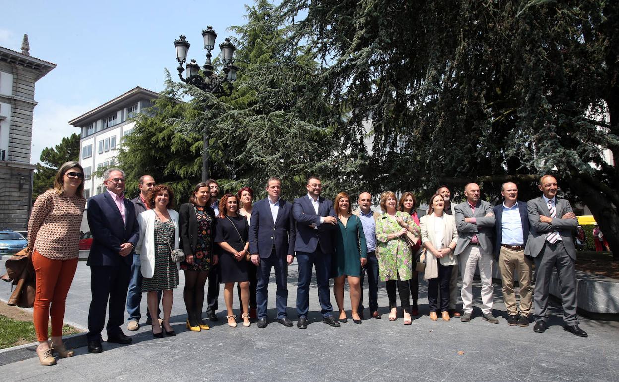 Los diputados electos socialistas en la presente legislatura en la Junta General, tras recoger sus actas parlamentarias. De izquierda a derecha Lidia Fernández, José Ramón Castro, Luis Ramón Fernández Huerga, Carmen Eva Pérez, Alba Álvarez Núñez, Enrique Fernández, Noelia Macías, Esther Freile, Marcelino Marcos Líndez, Adrián Barbón, Gimena Llamedo, René Suárez, Celia Fernández, Mónica Ronderos, Ana Isabel González, Ricardo Suárez Argüelles, Juan Cofiño, Alfonso Albadalejo y Ángel Ricardo Morales. En la imagen no está Dolores Carcedo, portavoz del grupo, que excusó su ausencia cuando se tomó la imagen, el 3 de junio de 2019.