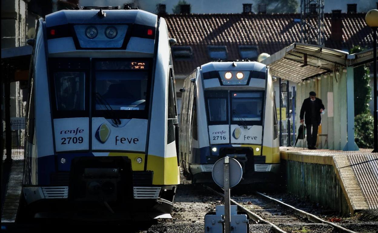 Trenes de FEVE en la estación de Llanes, en una imagen de archivo.