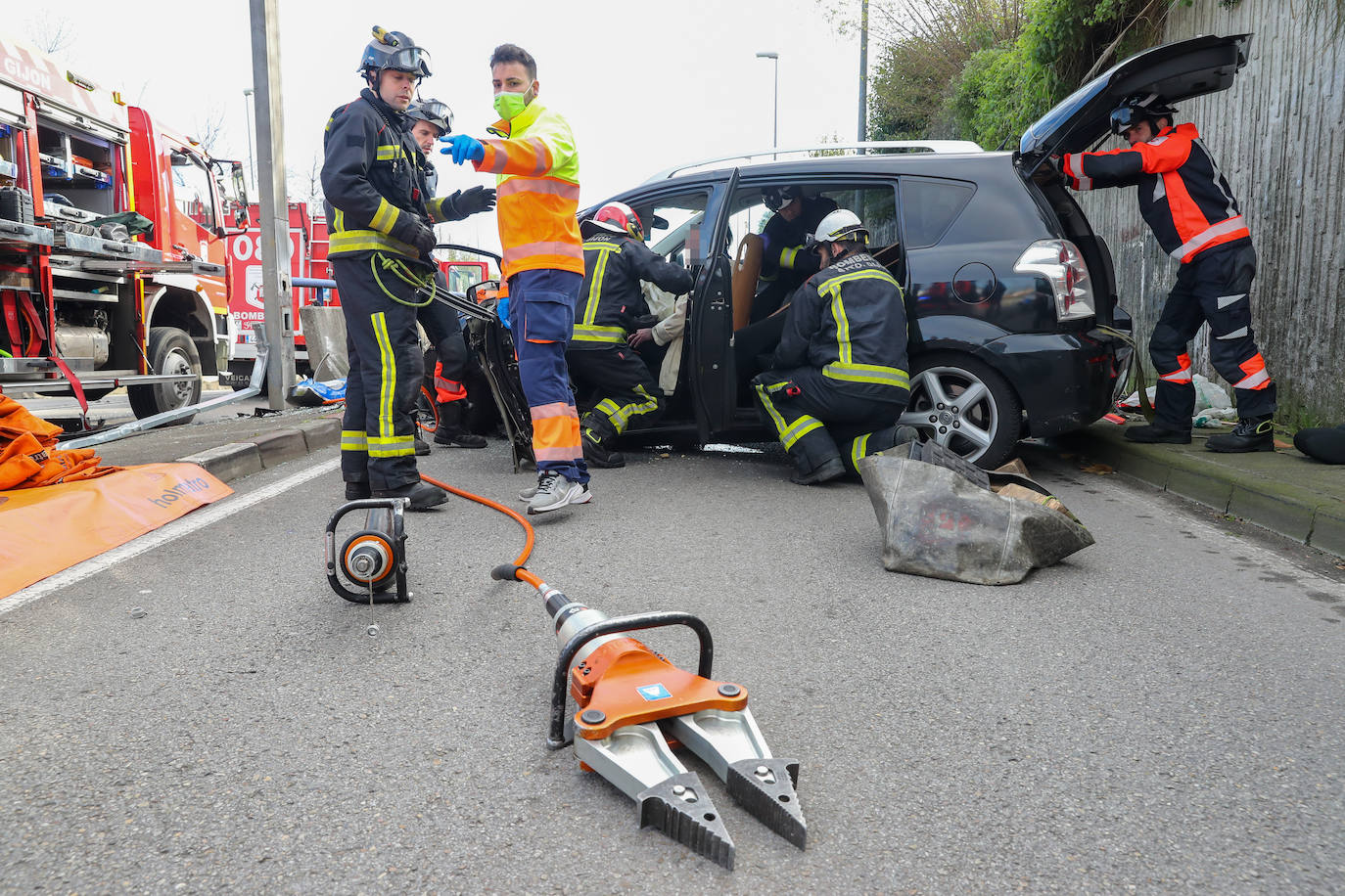 Fotos: Despliegue policial por un accidente de coche en el Llano