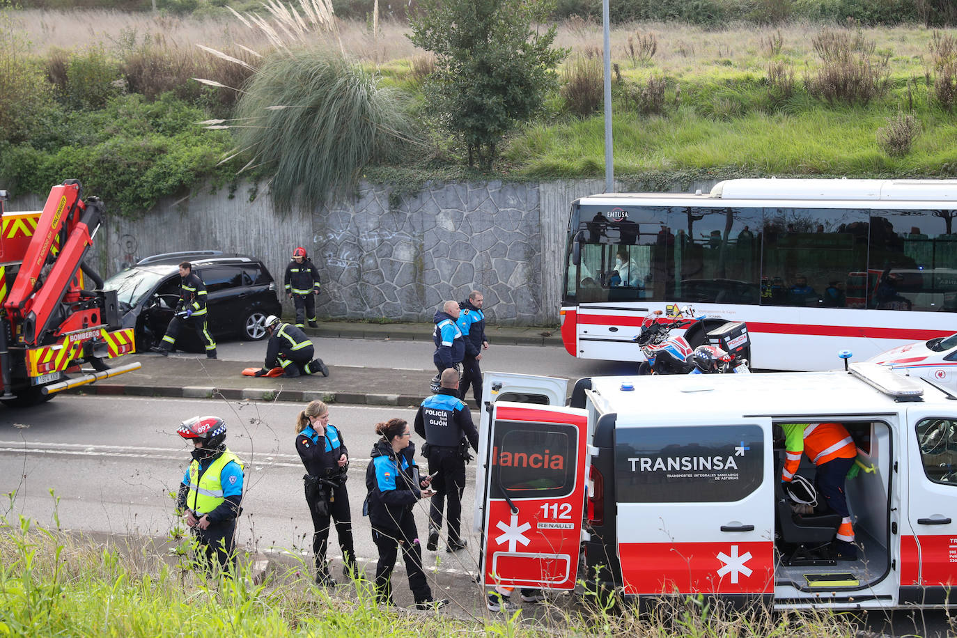 Fotos: Despliegue policial por un accidente de coche en el Llano