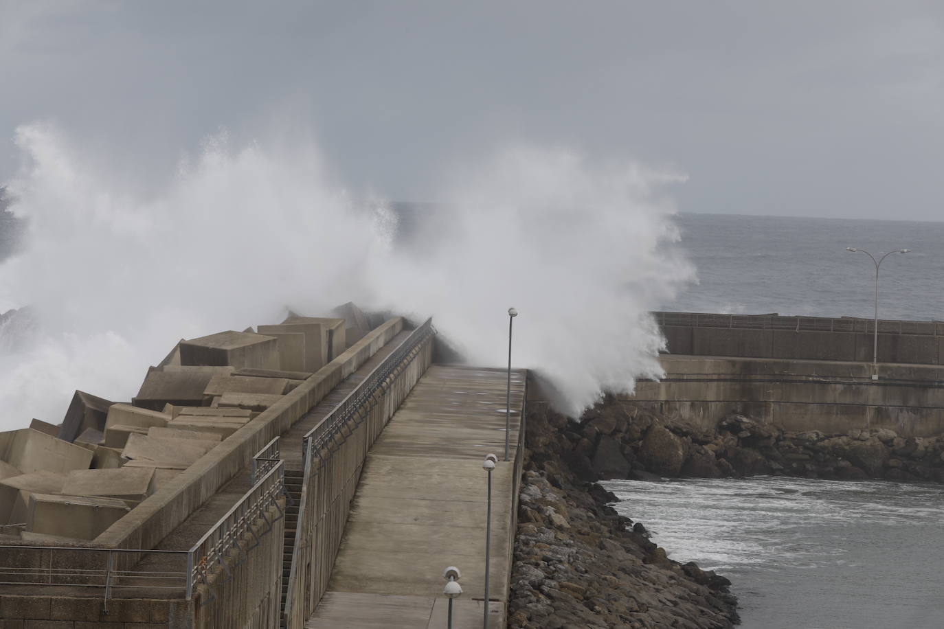 Fotos: El impresionante oleaje que pone en alerta a Asturias