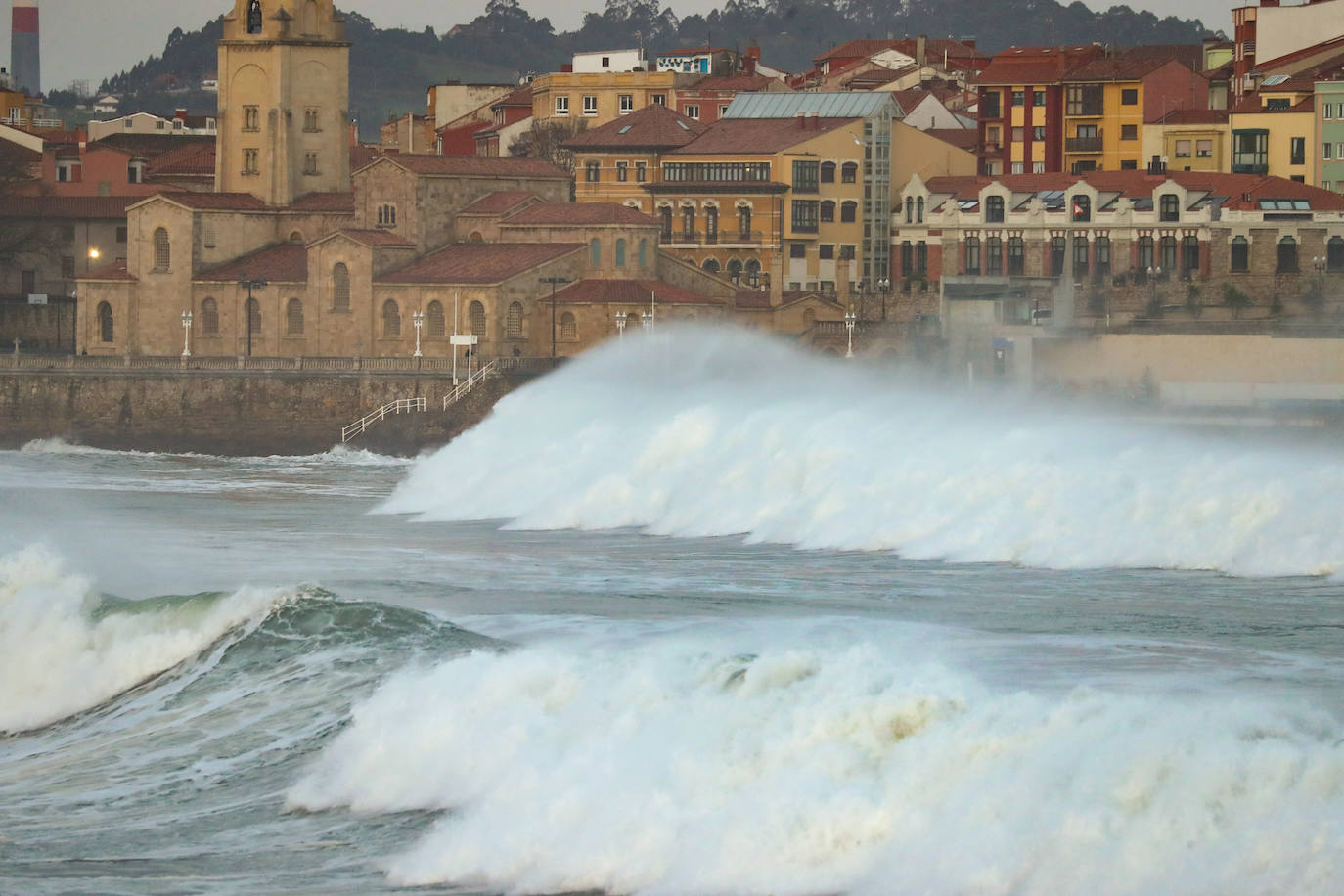 Fotos: El impresionante oleaje que pone en alerta a Asturias