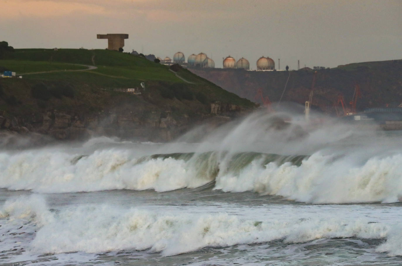 Fotos: El impresionante oleaje que pone en alerta a Asturias