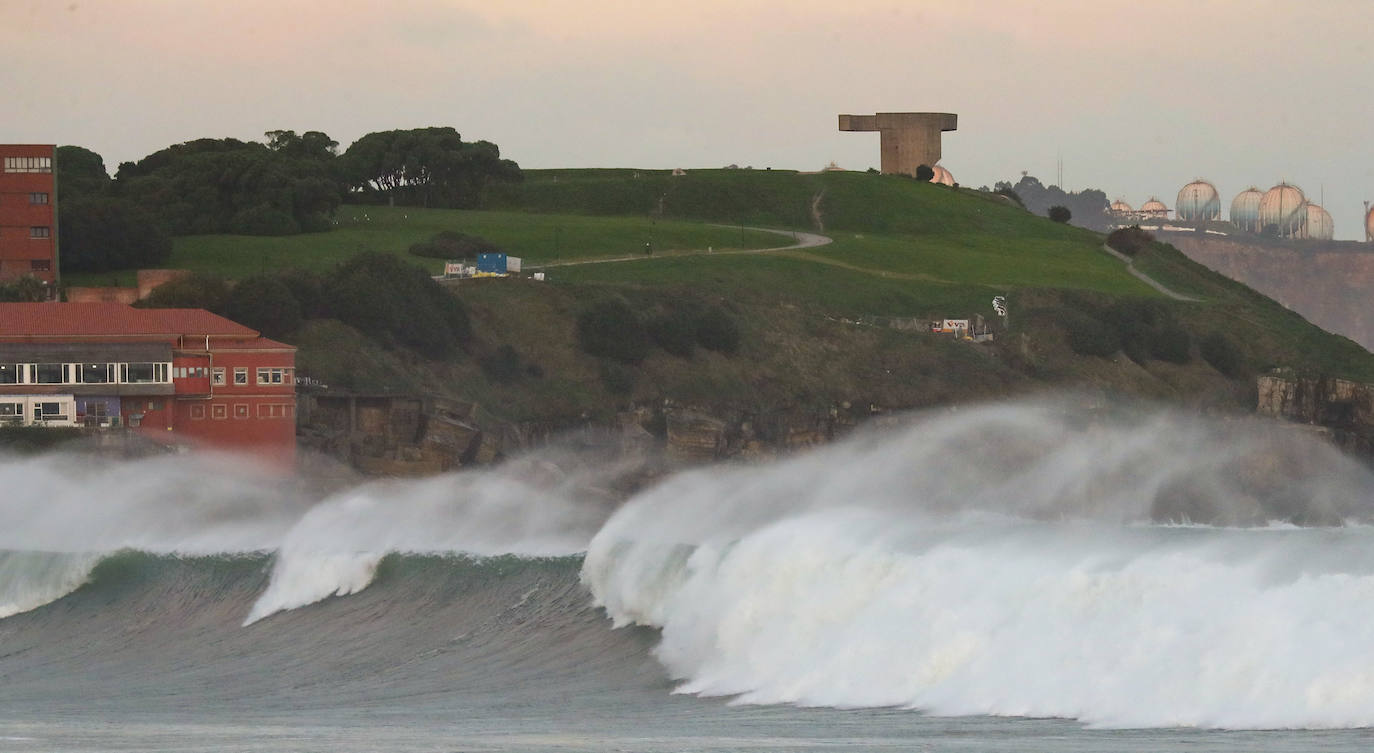 Fotos: El impresionante oleaje que pone en alerta a Asturias