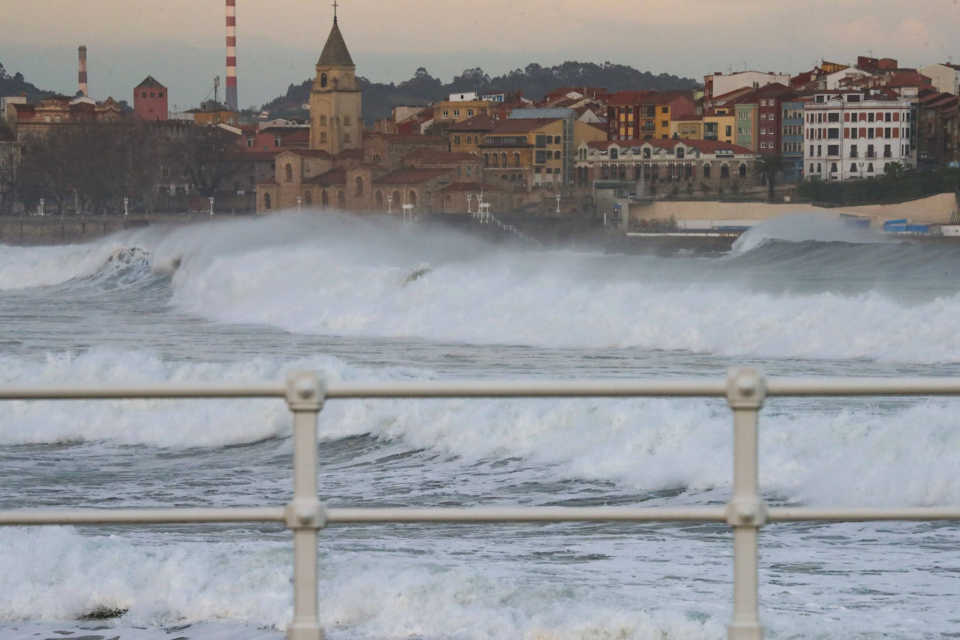 Fotos: El impresionante oleaje que pone en alerta a Asturias