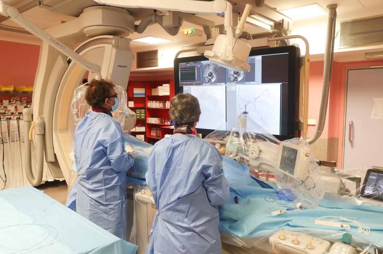 Una operación quirúrgica en uno de los quirófanos del Hospital de Cabueñes. 