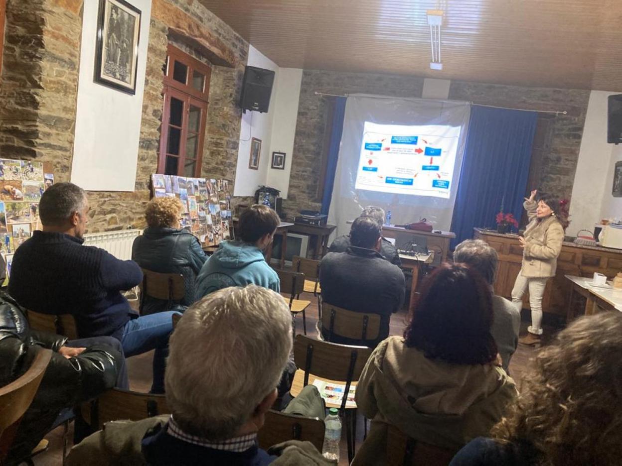 Los vecinos asistieron a una charla sobre los modelos de gestión conjunta en el local social del pueblo. 