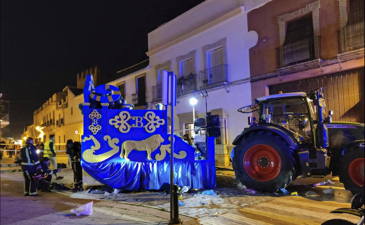 El tractor que llevaba la carroza que atropelló a la mujer. 