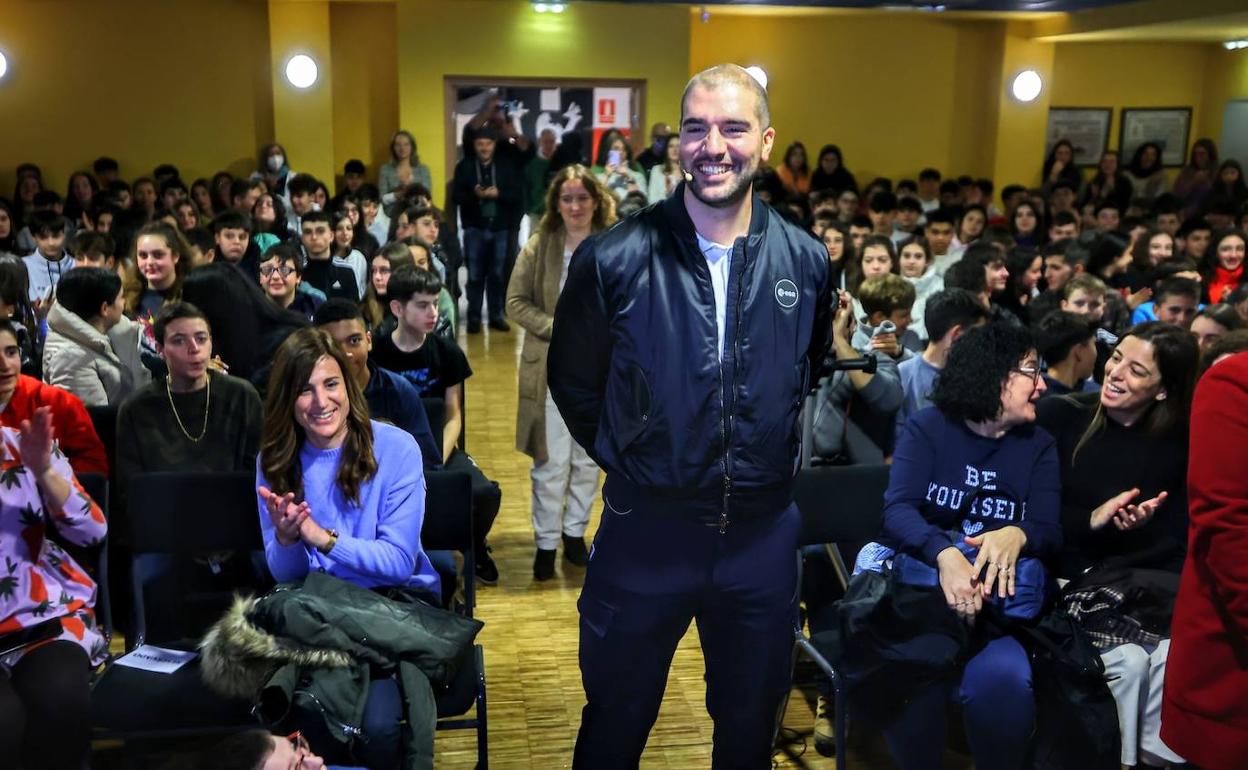 El astronauta leonés Pablo Álvarez, en el IES Santa Cristina de Lena.