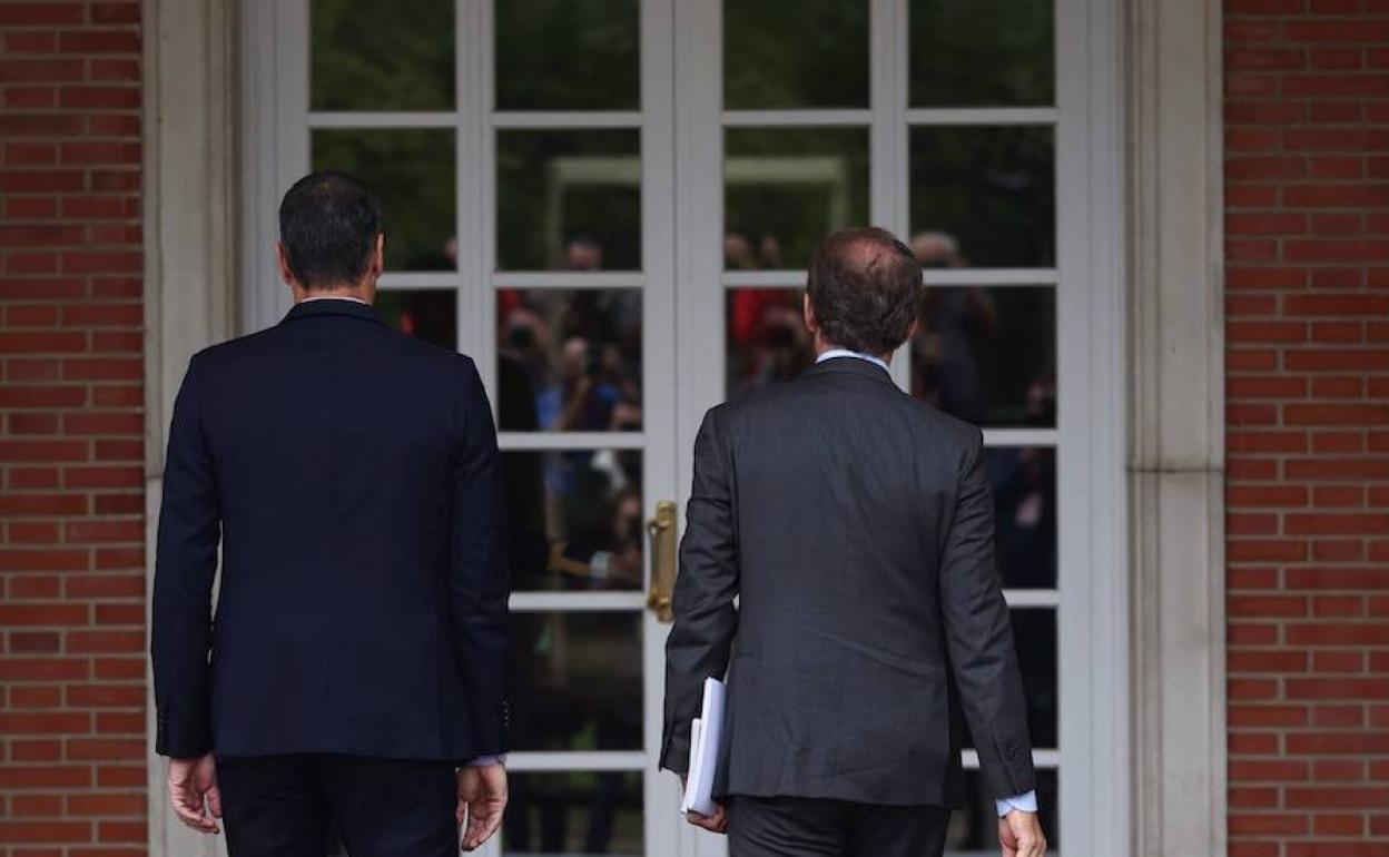 Pedro Sánchez y Alberto Núñez Feijóo, el pasado octubre en Moncloa
