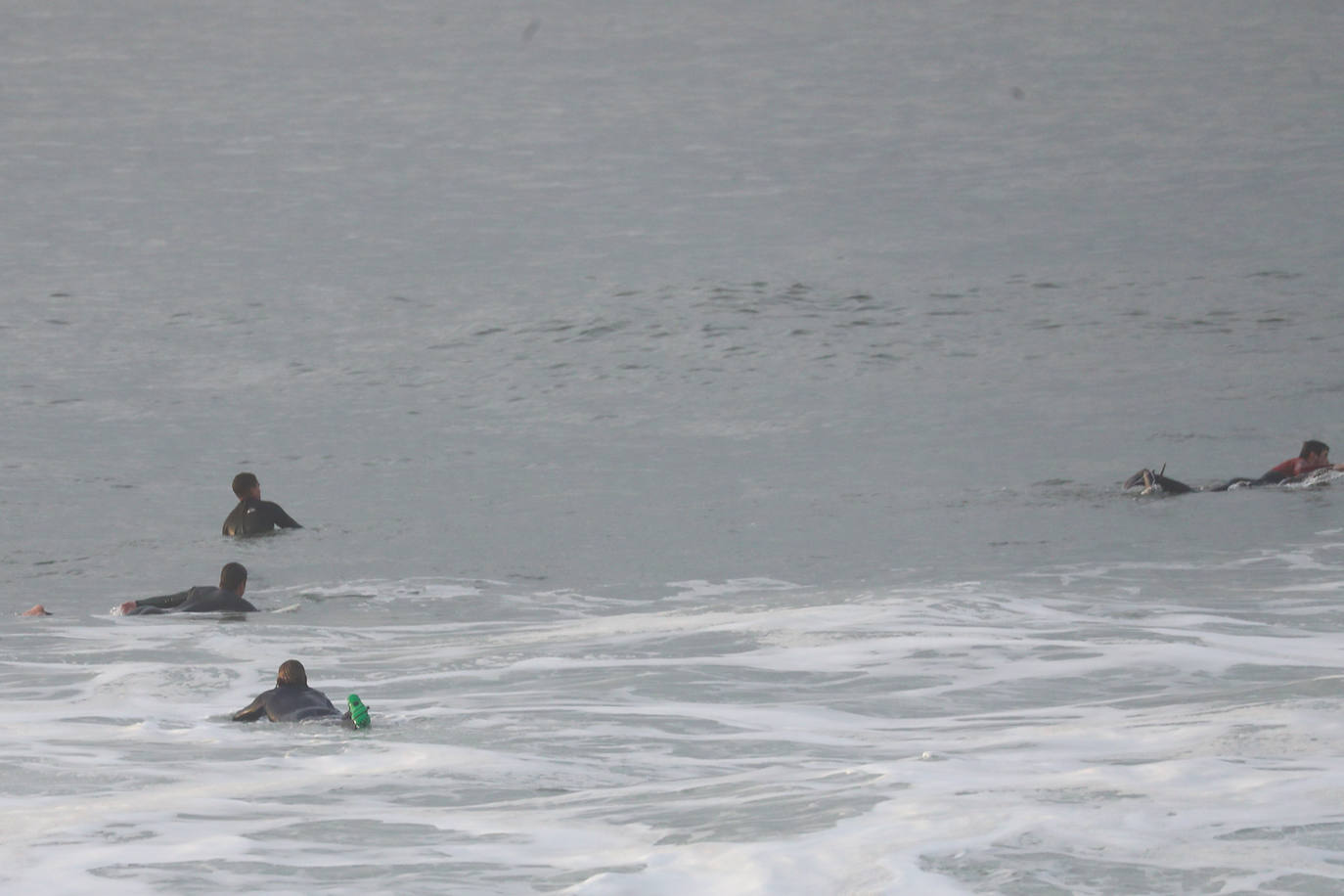 Fotos: Amplio despliegue para salvar a un surfista en la playa de Peñarrubia