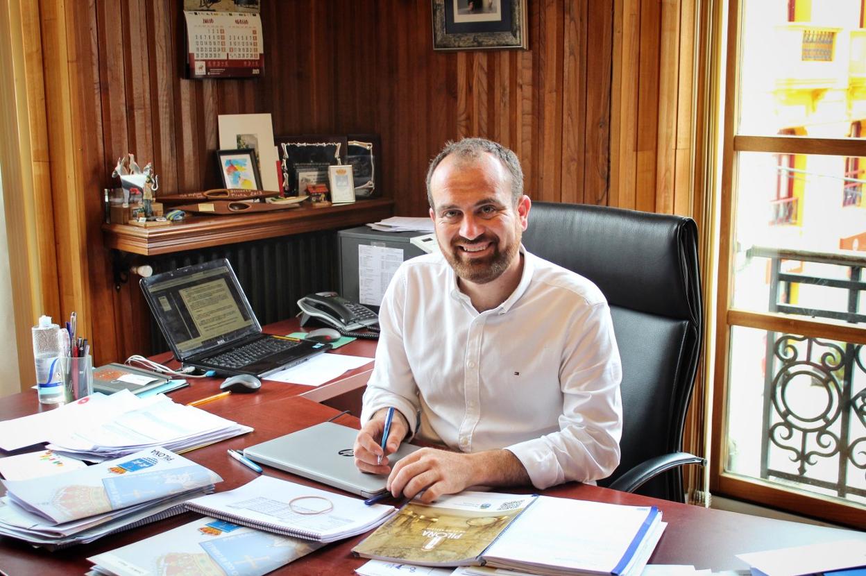 Iván Allende es el alcalde socialista de Piloña desde el año 2015. 