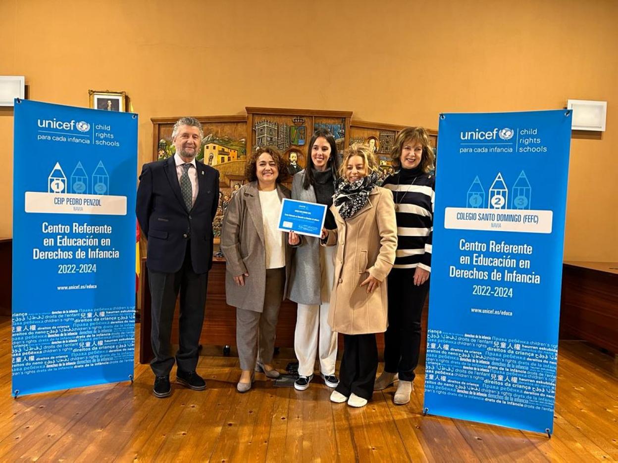 El alcalde, Ignacio Gargía Palacios, junto a las profesoras del centro. 