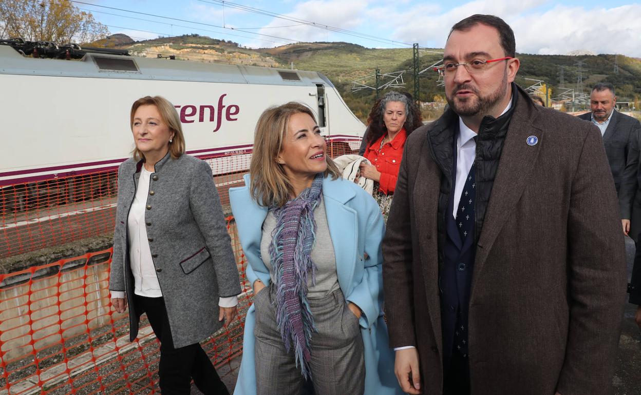 El presidente del Principado, Adrián Barbón, el pasado noviembre, con la ministra de Transportes, Raquel Sánchez, en la variante de Pajares. 