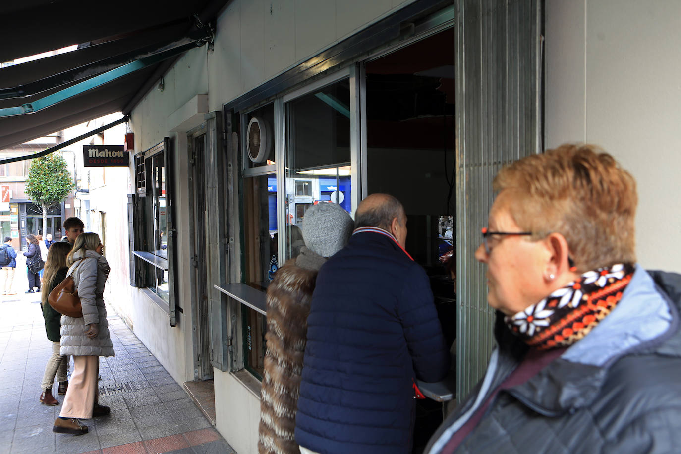 Fotos: Derrumbe del techo de una cafetería en Oviedo
