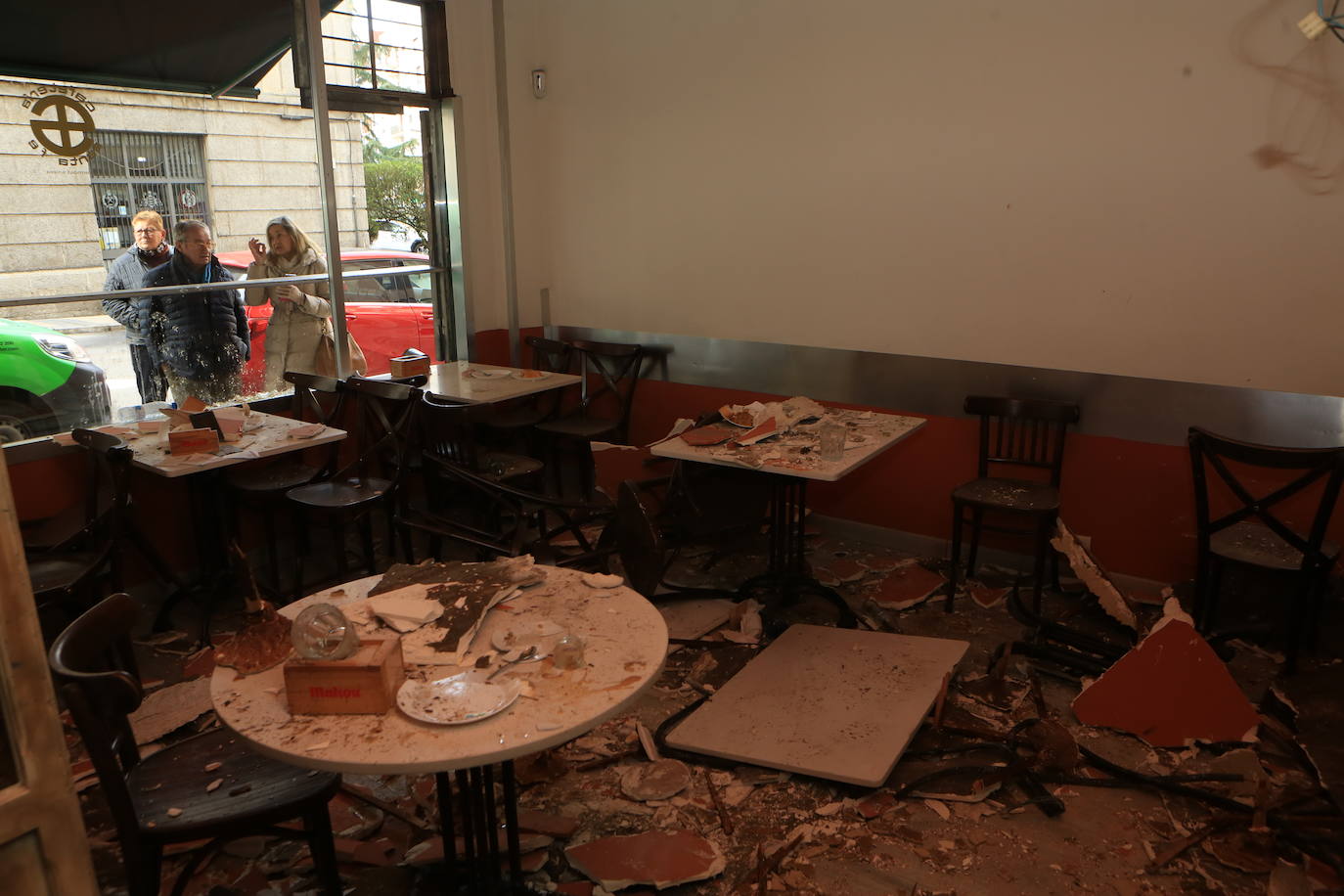 Fotos: Derrumbe del techo de una cafetería en Oviedo