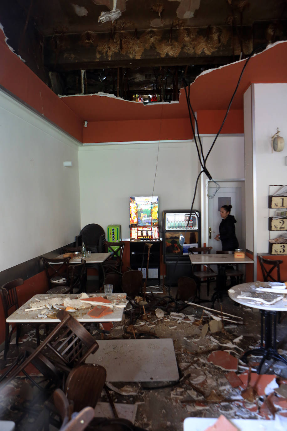 Fotos: Derrumbe del techo de una cafetería en Oviedo