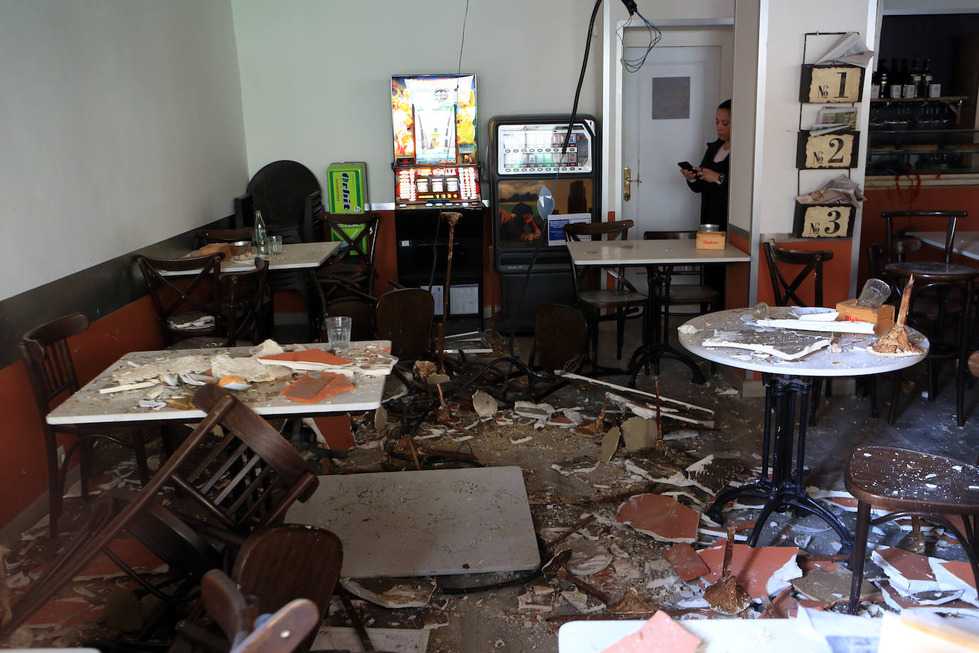 Fotos: Derrumbe del techo de una cafetería en Oviedo
