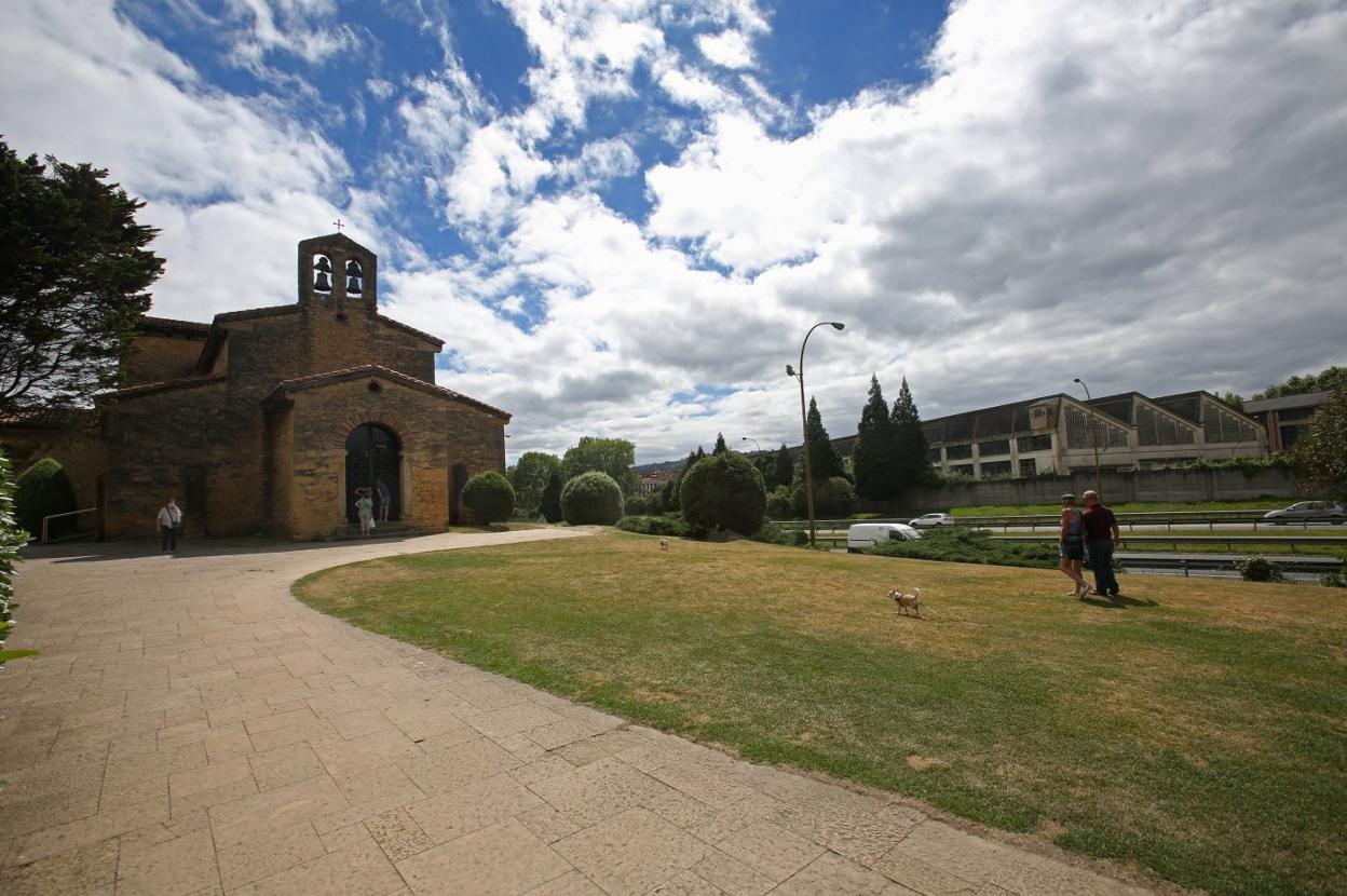 A la izquierda, la iglesia prerrománica de San Julián de los Prados y a la derecha, la nave de cañones de la fábrica de armas de La Vega. 