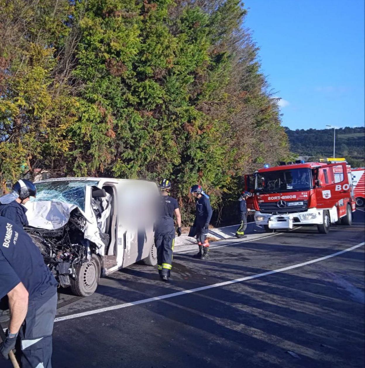 Los bomberos excarcelaron al conductor de la furgoneta. 